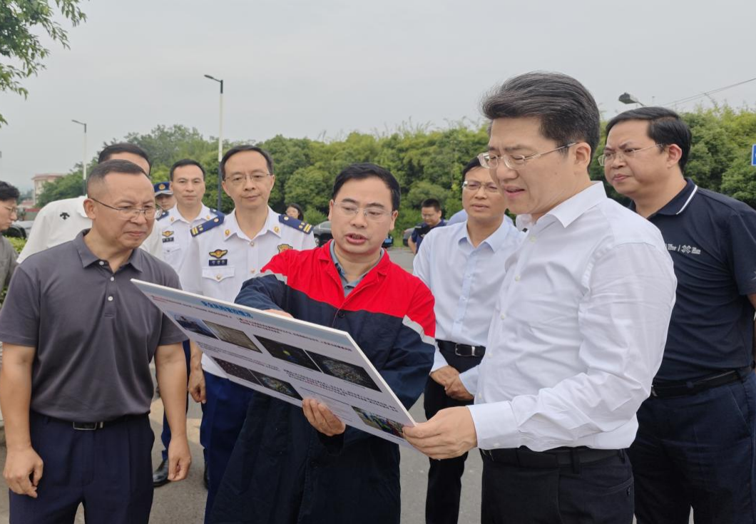 成都市委常委、市政府常務(wù)副市長(zhǎng)曹俊杰等領(lǐng)導(dǎo)到成都西部呈祥化工物流公司調(diào)研